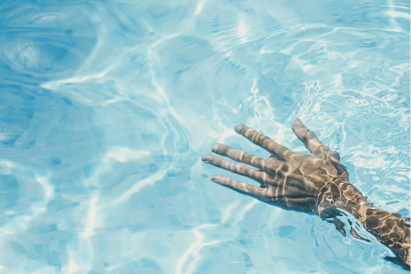 Hombre en piscina de cloro